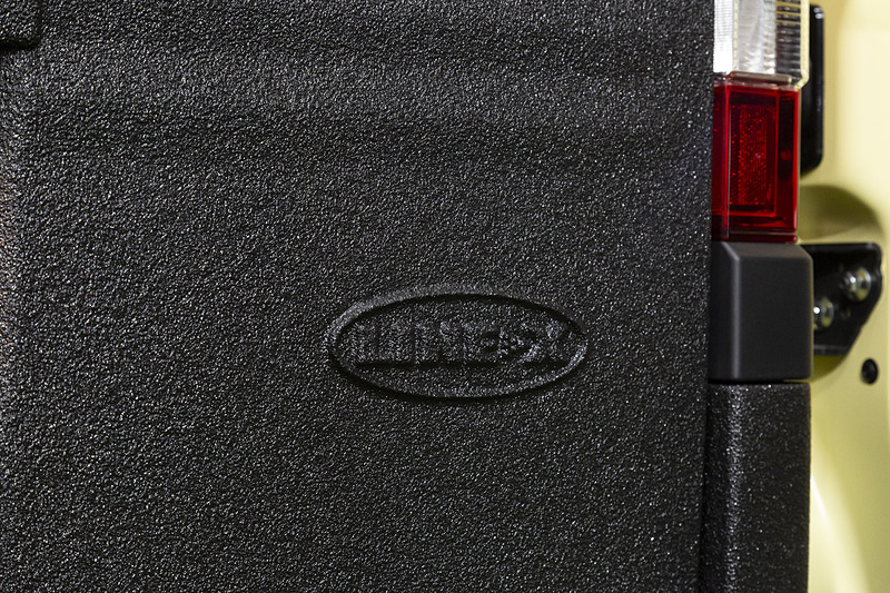 黒い部分がラインXでコートしたところ。とても固いコート剤で、防弾効果もあるくらい。ただ、コート剤の重量もけっこうあるし、施工も専門業者でしかできない。それに費用も高めで、一般レベルではまねしにくいもの