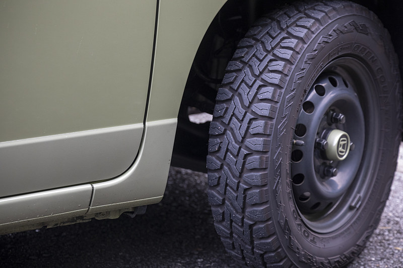 塗装面をフィルムで保護しているので、タイヤが石などを巻き上げてもボディに傷がつきにくい。秋から冬はアウトドア遊びでN-VANを使うつもりなので、実益もあるカスタムだ