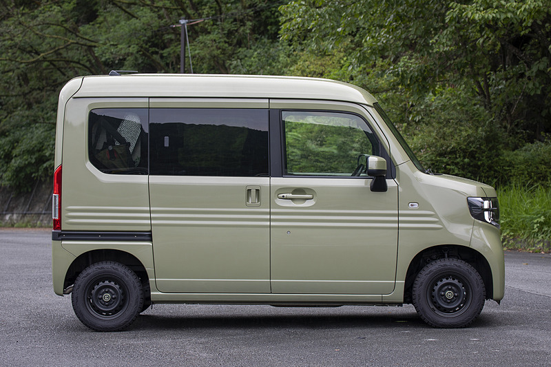 塗装面をフィルムで保護しているので、タイヤが石などを巻き上げてもボディに傷がつきにくい。秋から冬はアウトドア遊びでN-VANを使うつもりなので、実益もあるカスタムだ