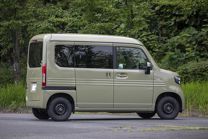 今回はリアバンパーにフィルムは貼っていない。貼るならバンパー全体になると思うが、あまり広い範囲に貼ると「換えた感」が強く出るので、今のようなさりげなさが失われそう……でも、貼りたい気持ちもあってここは悩み中