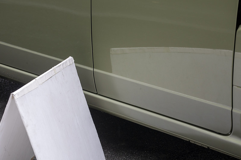 ボディへの写り込みも違ってくる。マットの部分は反射が弱いのでぼやける感じになる