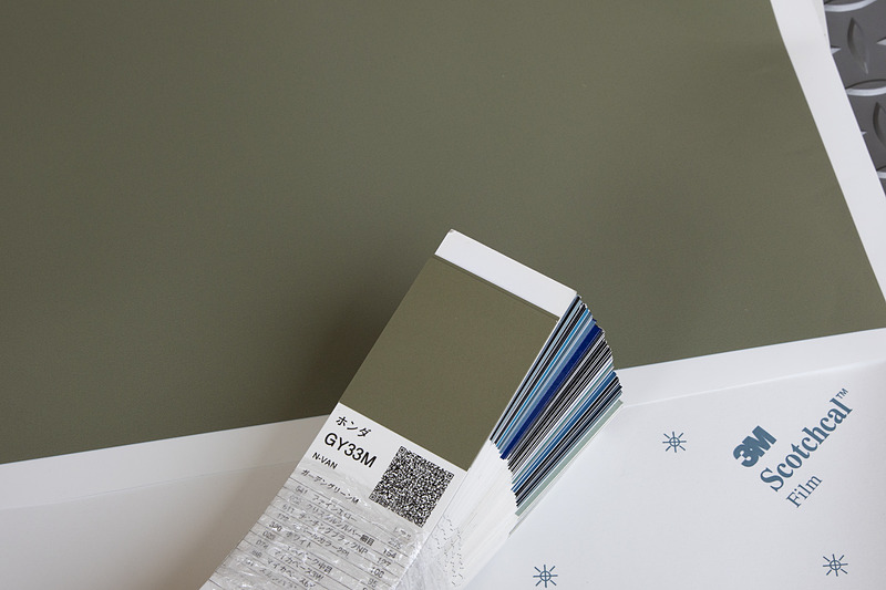 母体は自動車販売、修理業なので板金塗装部門も持っている。だからカラーコードからの調色が可能で、フィルムの知識や施工の技術もある。これらがそろっているところはそうそうないだろう