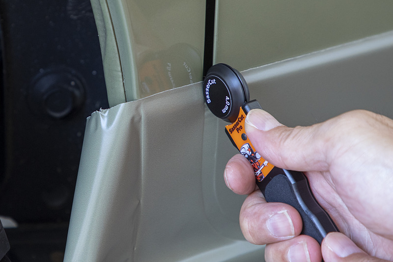 こちらはボディの合わせ目にかかるフィルムを隙間のセンターで切るカッター。隙間の幅に合うようアタッチメントを替えて使用する