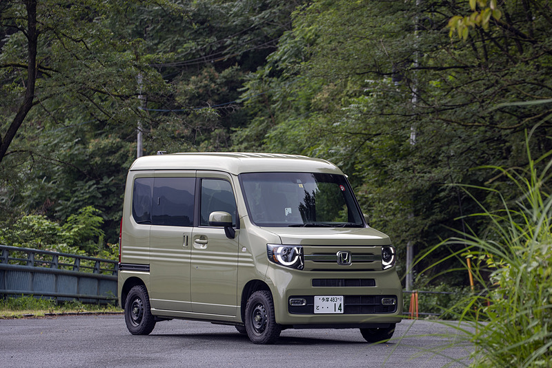 フィルムが完全になじむまでは約1週間かかるというが、その間でも強く擦ったり、フィルムの継ぎ目に高い水圧をかけたりしなければ洗車はOK。フィルムの耐候性は約5年なので十分使えるものだ