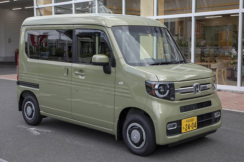 このN-VANは筆者がクルマを購入したホンダカーズ東京中央の試乗車。ホンダ純正アクセサリーのマッドガードが装着されていた。これはボディ同色のカラードタイプ。装着したスタイルはわるくないと思う