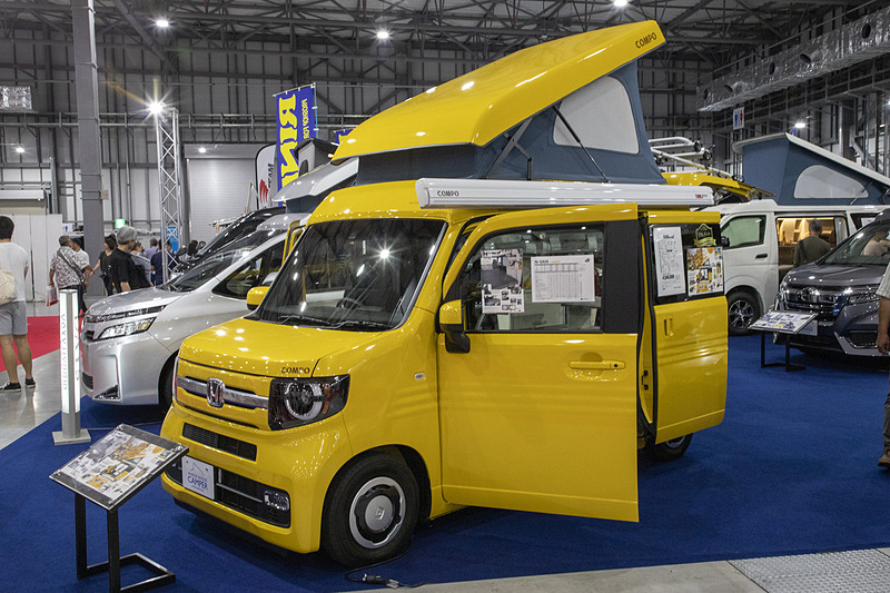 出展されていたのは「N-VAN COMPO」というモデルで、ベースは「＋STYLE FUN」だった（Gグレードでの製作も可能）。ポップアップルーフ仕様だが、車高をローダウンしているので全高は軽規格に収まる