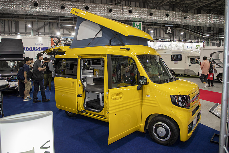 出展されていたのは「N-VAN COMPO」というモデルで、ベースは「＋STYLE FUN」だった（Gグレードでの製作も可能）。ポップアップルーフ仕様だが、車高をローダウンしているので全高は軽規格に収まる