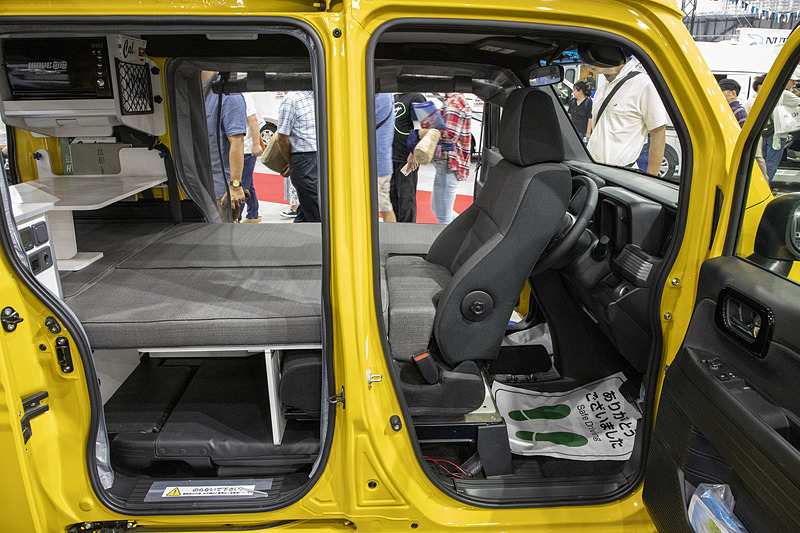 運転席は180度回転する構造になっていた。これによってベッドスペースが広く取れる