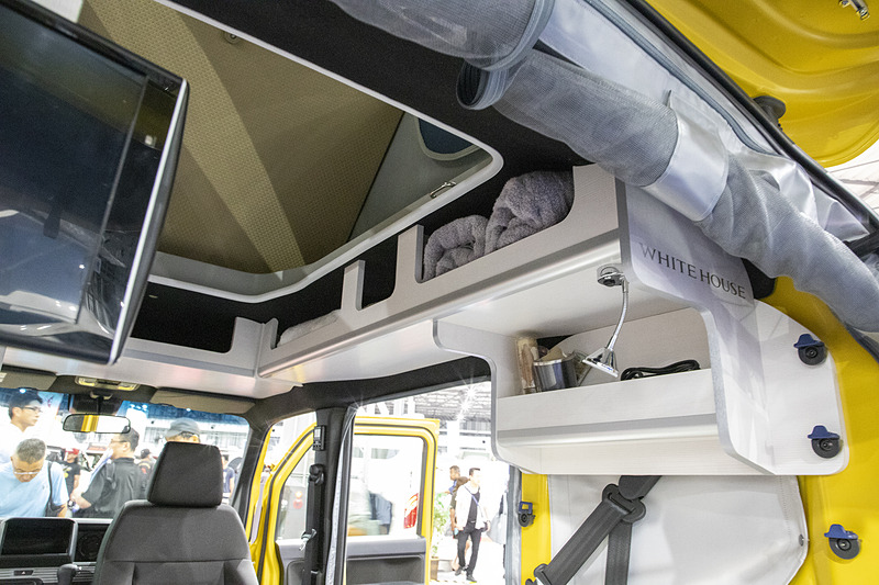 ポップアップルーフ仕様だと4人が寝られるとのこと