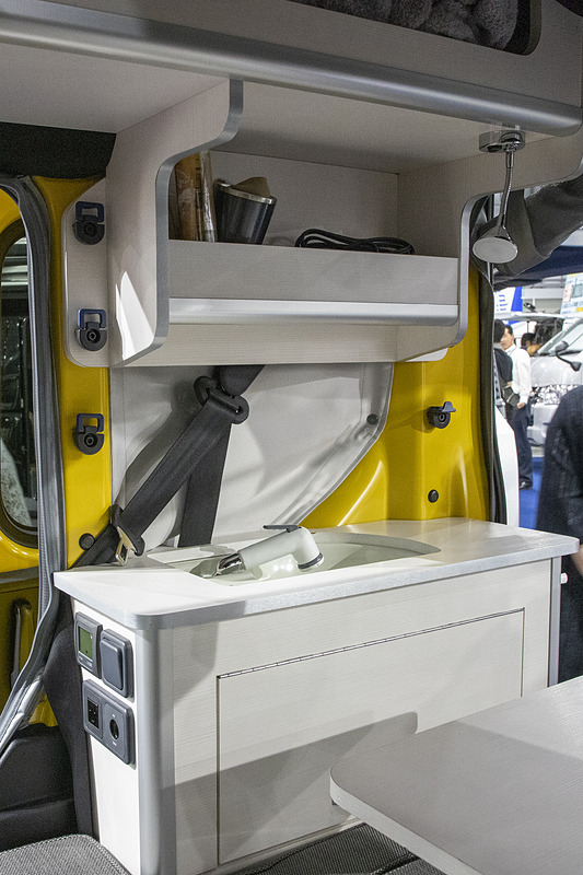 キャンピングカー仕様は欲しいけど、普段使いのときに装備が邪魔になることを懸念していた人にとって、部品が必要に応じて付け外しできるのはうれしいこと。車名の「COMPO」は部品群を指すコンポーネントに由来しているそうだ