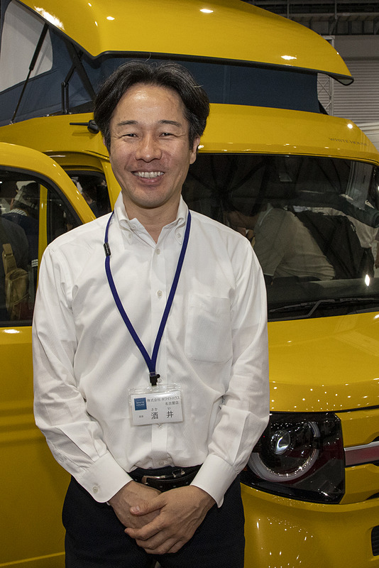 株式会社ホワイトハウス キャンパー事業部 部長の酒井裕二郎氏。酒井氏いわく、現在は棚やシンクは木製だが、今後、樹脂製で取り外しが容易なものを製造する予定があるとのこと