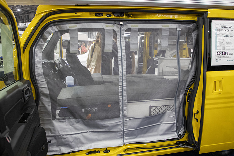 内装にはめ込んで固定してファスナーで開閉する防虫ネット。不要なときはロールアップしておける。車中泊やオートキャンプをしている人向き。リアゲート用とセットで7万2000円（税別）で販売している