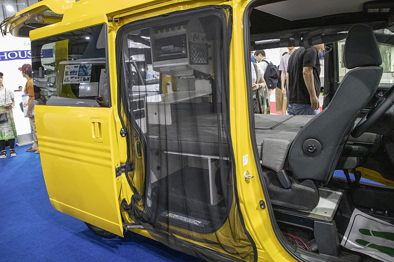 こちらは汎用の防虫ネット。ホワイトハウス製で「64ネット」というネーミング。インターネットで多く販売されている。ネットの枠にマグネットが入っていて、枠を金属面に固定する。サイズはMとLがあって、N-VANならMサイズ。スライドドア両サイド、リアゲート用の3枚が入って価格は1万9800円（税別）。会場で特価販売していたので、筆者はすかさず購入！