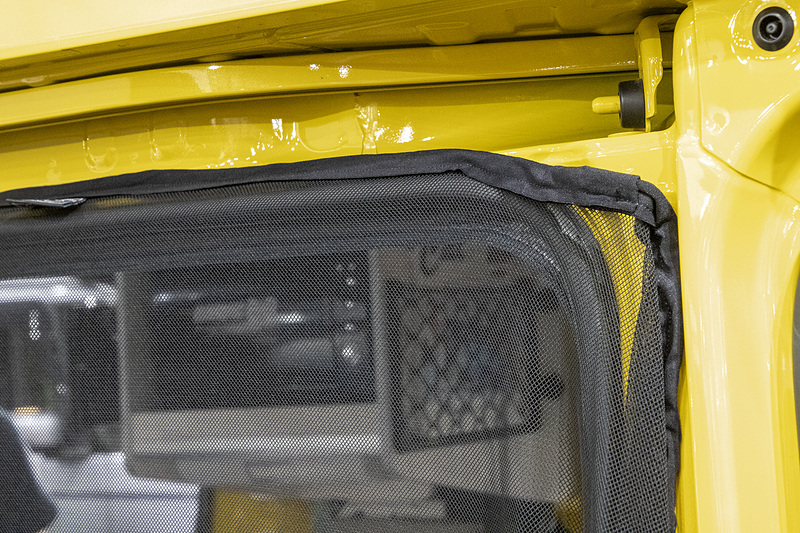 こちらは汎用の防虫ネット。ホワイトハウス製で「64ネット」というネーミング。インターネットで多く販売されている。ネットの枠にマグネットが入っていて、枠を金属面に固定する。サイズはMとLがあって、N-VANならMサイズ。スライドドア両サイド、リアゲート用の3枚が入って価格は1万9800円（税別）。会場で特価販売していたので、筆者はすかさず購入！