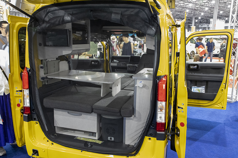 こちらは汎用の防虫ネット。ホワイトハウス製で「64ネット」というネーミング。インターネットで多く販売されている。ネットの枠にマグネットが入っていて、枠を金属面に固定する。サイズはMとLがあって、N-VANならMサイズ。スライドドア両サイド、リアゲート用の3枚が入って価格は1万9800円（税別）。会場で特価販売していたので、筆者はすかさず購入！