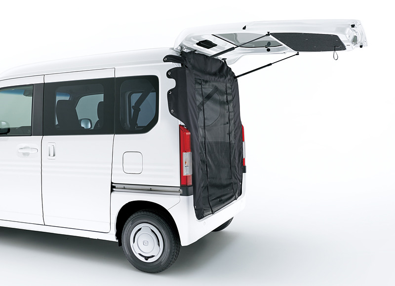 ホンダ純正アクセサリーには「テールゲートメッシュ」もある。こちらは両脇を垂らしたままセンター部分のみロールアップできるので、出入りや物の取り出しが容易