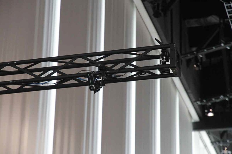 日産グローバル本社ギャラリーに特設された体験グリーン。グリーン上に設置した3つのカメラでグリーン全体の情報をピップアップし、コンピューターで解析。カップまでの移動に必要な動きをゴルフボールにワイヤレスで指示する仕組み