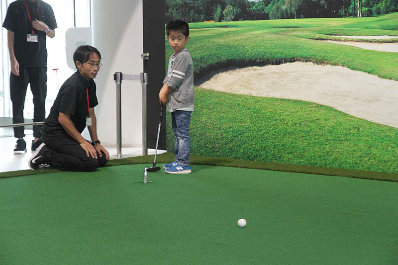 体験イベントは子供の参加も可能。スタッフによる簡単な指導を受けてからパッティングに挑む。ProPILOT GOLF BALLはカップに向かってコロコロと転がり、当然ながらナイスイン！