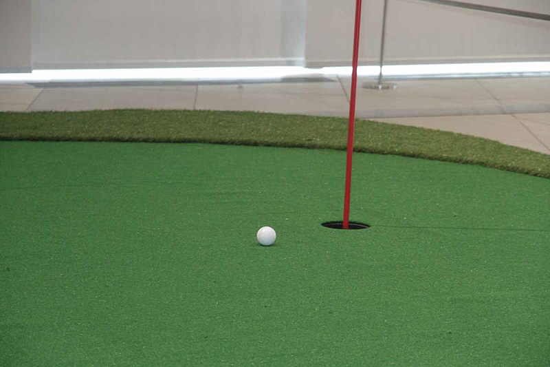 体験イベントは子供の参加も可能。スタッフによる簡単な指導を受けてからパッティングに挑む。ProPILOT GOLF BALLはカップに向かってコロコロと転がり、当然ながらナイスイン！