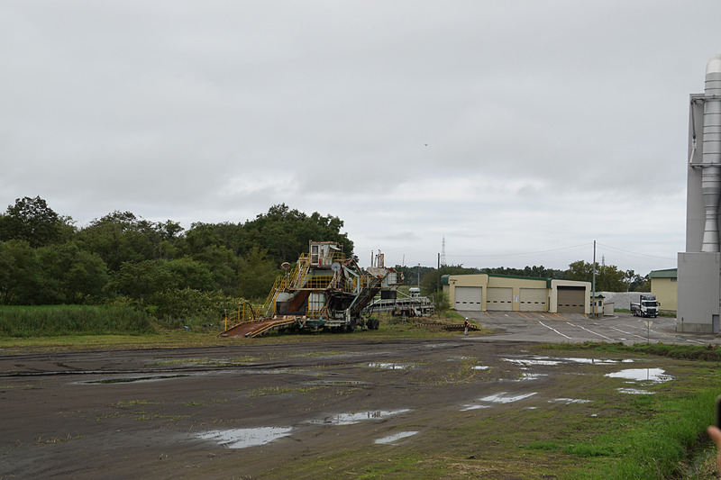 てん菜を搬入することを想定して移動してくる自動運転車