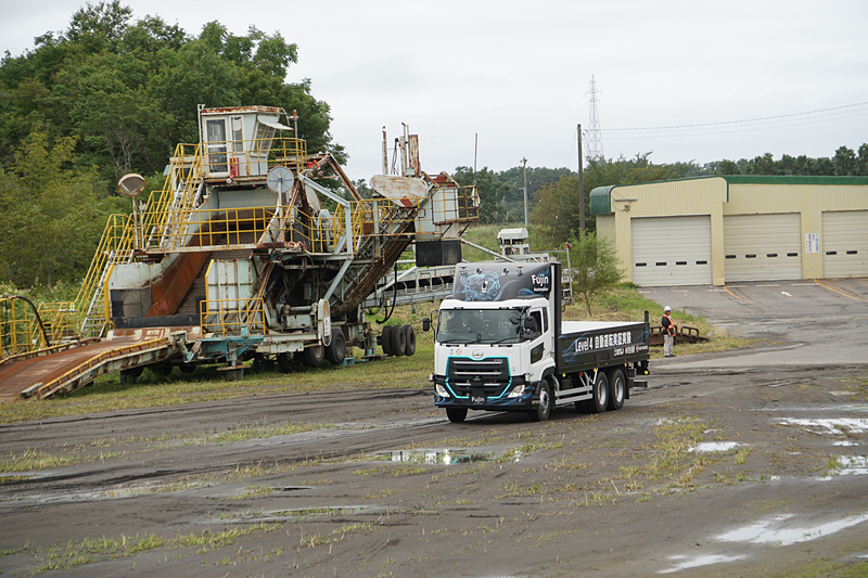 てん菜を搬入することを想定して移動してくる自動運転車