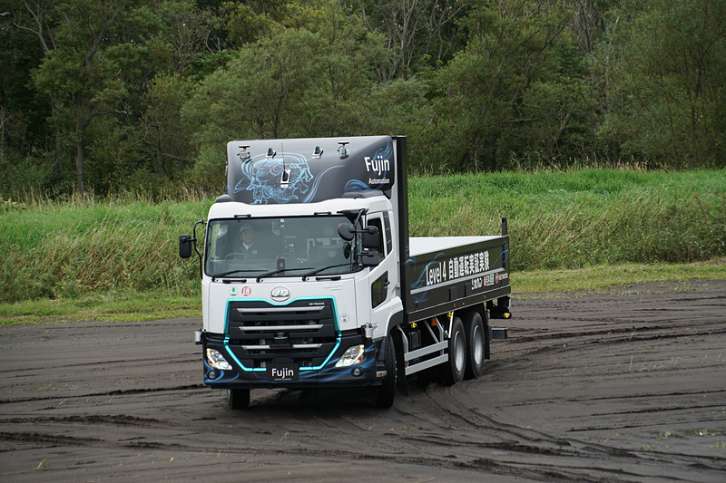 てん菜を搬入することを想定して移動してくる自動運転車