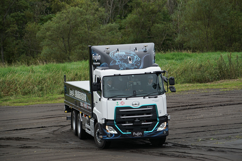 てん菜を搬入することを想定して移動してくる自動運転車