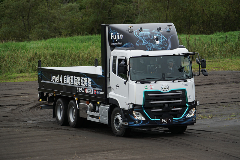 てん菜を搬入することを想定して移動してくる自動運転車