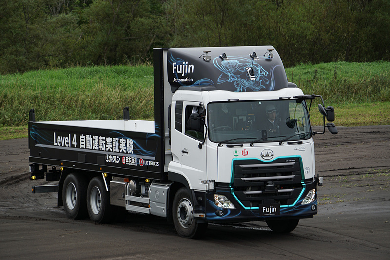 てん菜を搬入することを想定して移動してくる自動運転車