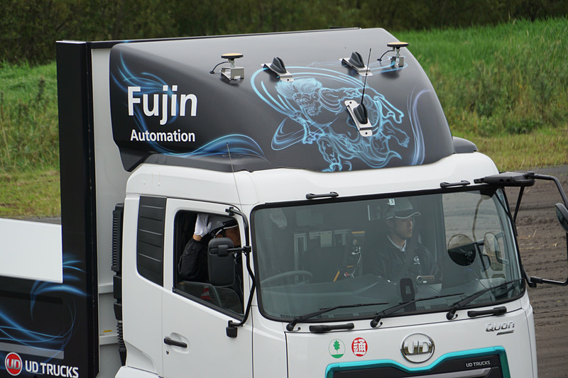 てん菜を搬入することを想定して移動してくる自動運転車