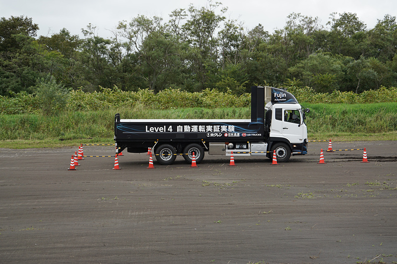 てん菜を搬入することを想定して移動してくる自動運転車