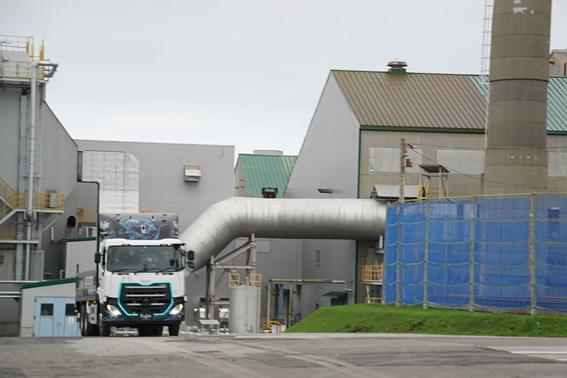 てん菜受入加工ライン投入口に移動する自動運転車