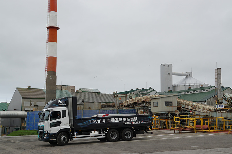 てん菜受入加工ライン投入口に移動する自動運転車