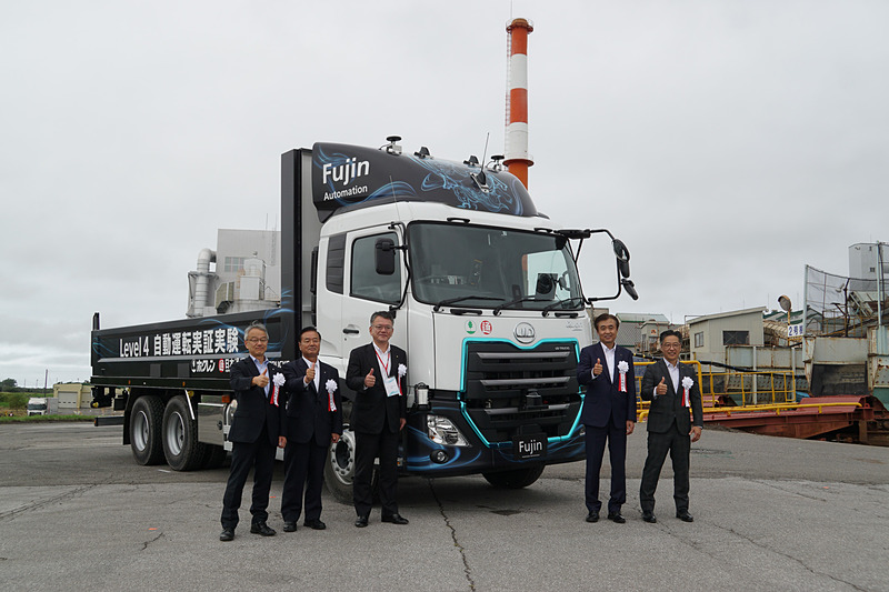 写真左から、北海道 副知事 土屋俊亮氏、ホクレン農業協同組合連合会 代表理事会長 内田和幸氏、日本通運株式会社 代表取締役副社長 竹津久雄氏、UDトラックス株式会社 代表取締役社長 酒巻孝光氏、開発部門統括責任者 ダグラス・ナカノ氏