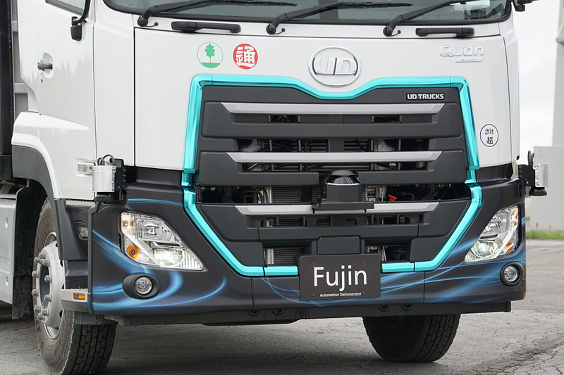RTK-GPS（リアルタイムキネマティック全地球測位システム）や3D-LiDAR、ミリ波レーダー、操舵アクチュエーターなどの自動運転技術を搭載した大型トラック「クオン」