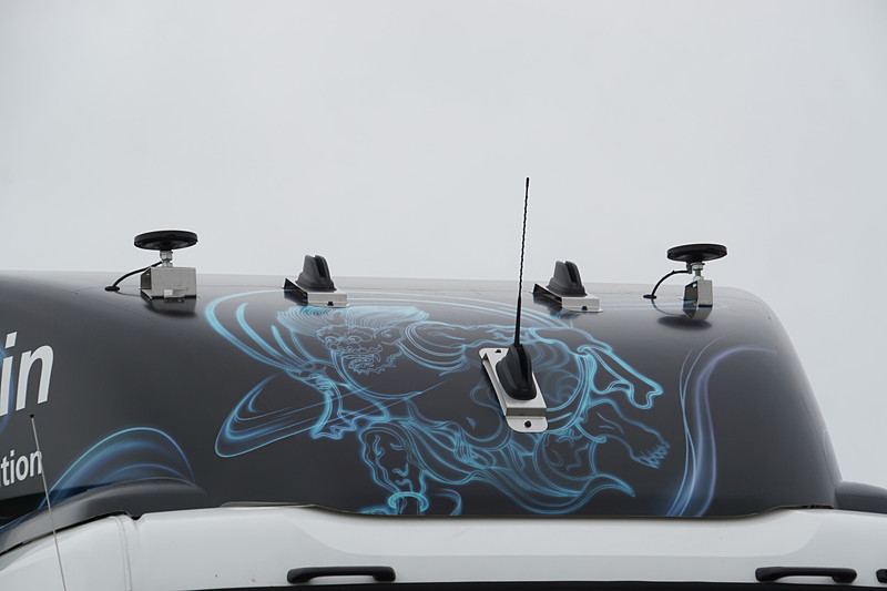 RTK-GPS（リアルタイムキネマティック全地球測位システム）や3D-LiDAR、ミリ波レーダー、操舵アクチュエーターなどの自動運転技術を搭載した大型トラック「クオン」