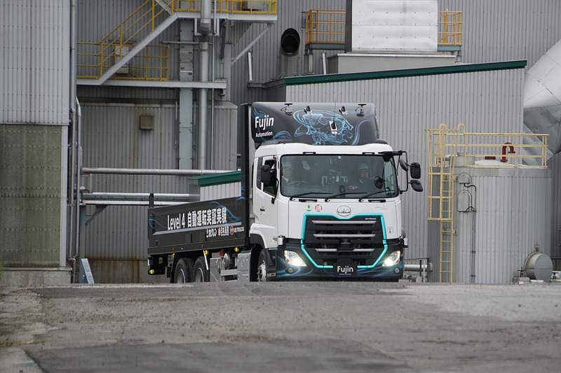 てん菜受入加工ライン投入口に移動する自動運転車