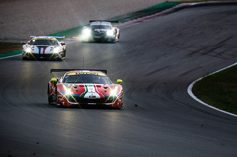 スーパースポーツカーによる争いも見どころ