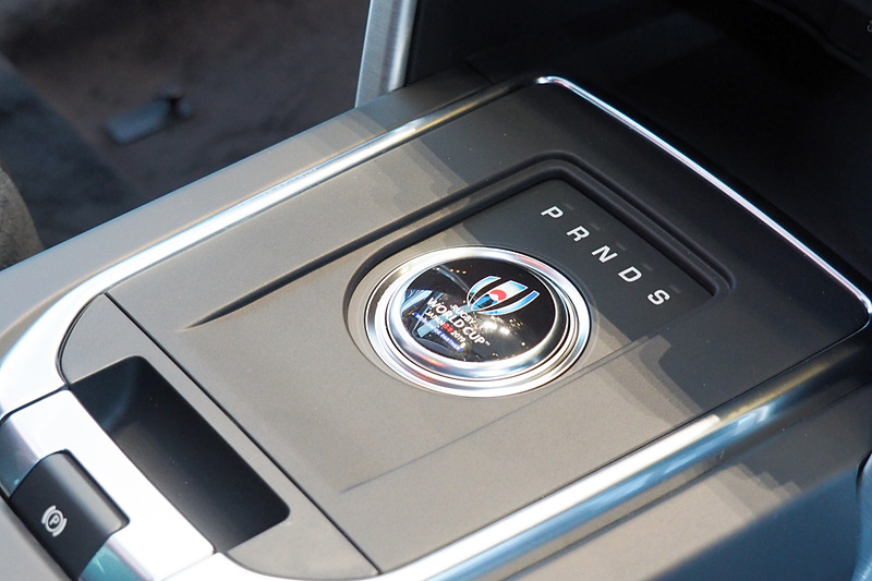 ロータリーシフトセレクターのロゴ。エンジン始動時にはせり上がる