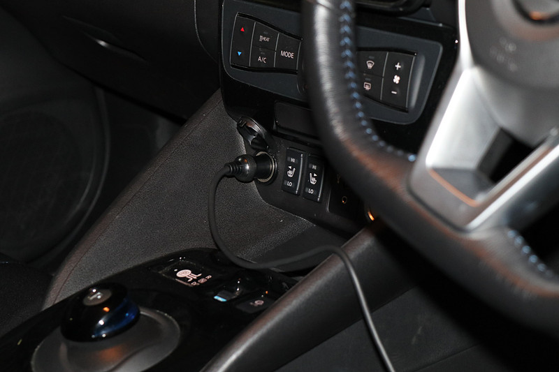 最初にパワームーバーに付属するケーブルがリーフ車内のアクセサリーソケットに接続され、システムの起動に必要な電力をパワームーバーに供給