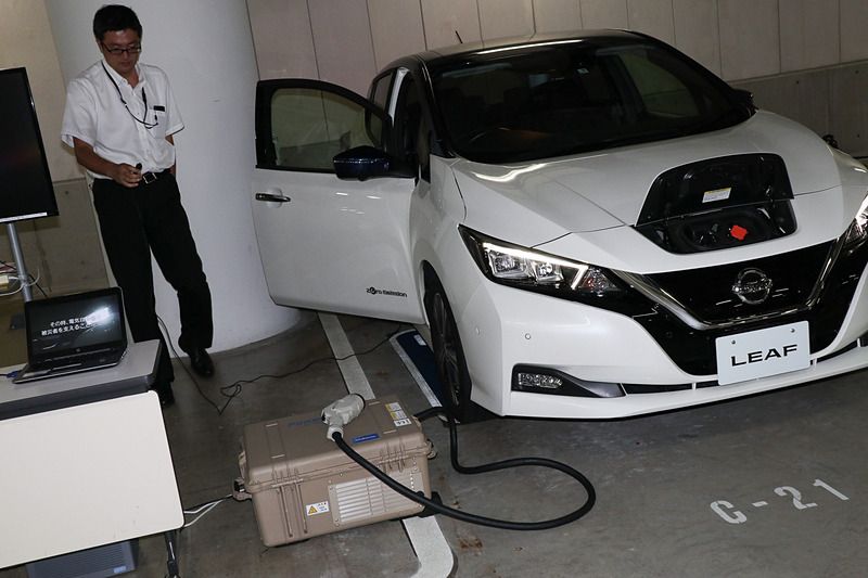 最初にパワームーバーに付属するケーブルがリーフ車内のアクセサリーソケットに接続され、システムの起動に必要な電力をパワームーバーに供給