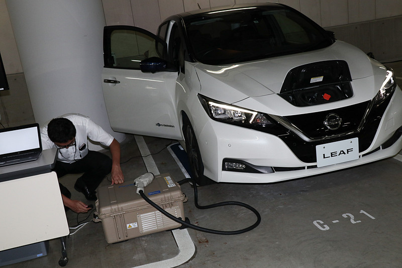 最初にパワームーバーに付属するケーブルがリーフ車内のアクセサリーソケットに接続され、システムの起動に必要な電力をパワームーバーに供給