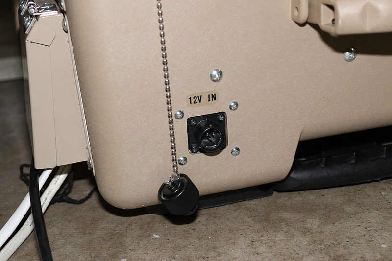 起動用に利用されるケーブルの端子は独特の形状。パワームーバーは屋外での利用も想定しており、端子類には防水用のカバーが備え付けられている