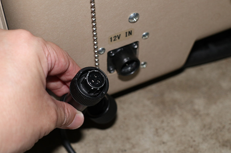 起動用に利用されるケーブルの端子は独特の形状。パワームーバーは屋外での利用も想定しており、端子類には防水用のカバーが備え付けられている