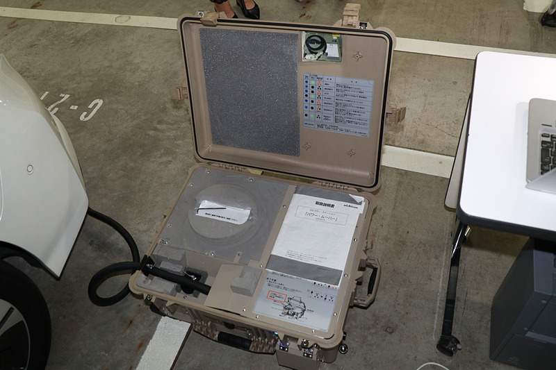 パワームーバーは旅行用のキャリーバッグと同じような構造となっており、内部に付属品のケーブルなどを収納可能