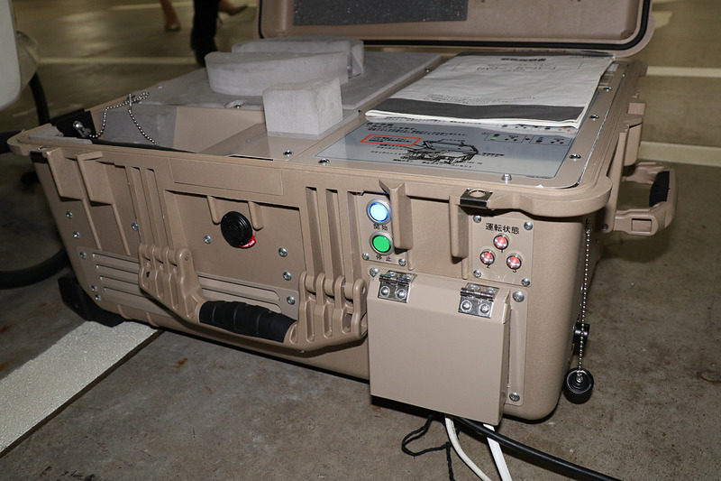 起動は側面に用意されたボタンを押して行なう