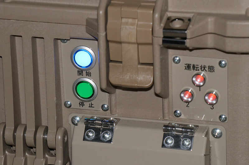 起動は側面に用意されたボタンを押して行なう