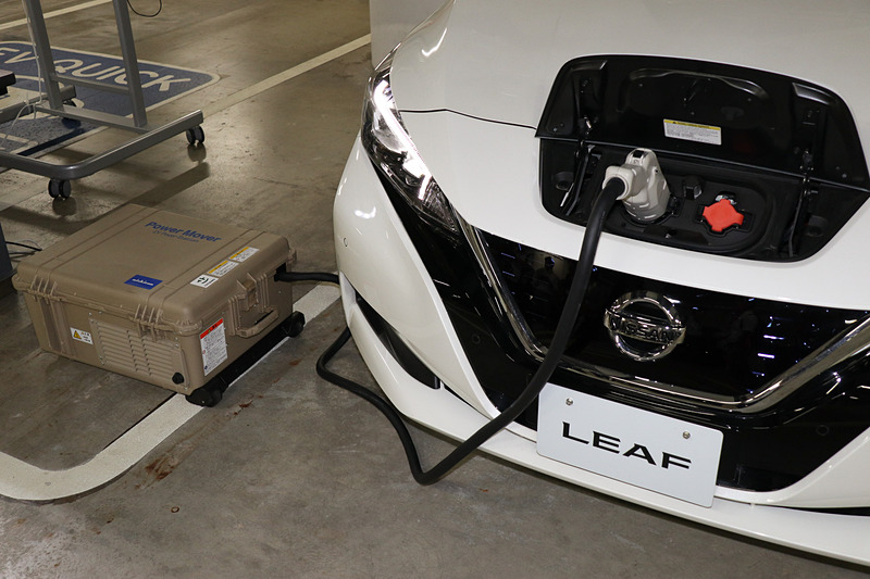 チャデモ形式のケーブルでリーフと接続