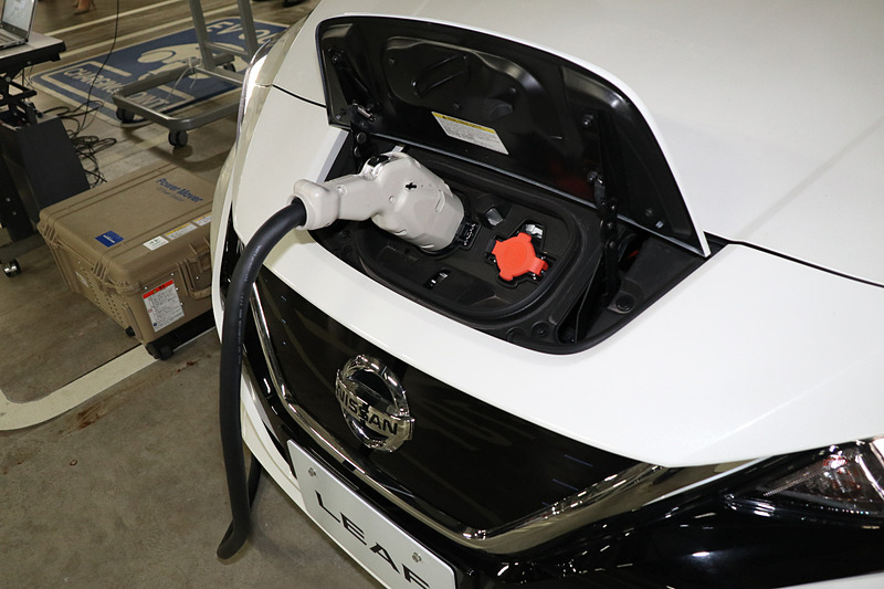 チャデモ形式のケーブルでリーフと接続