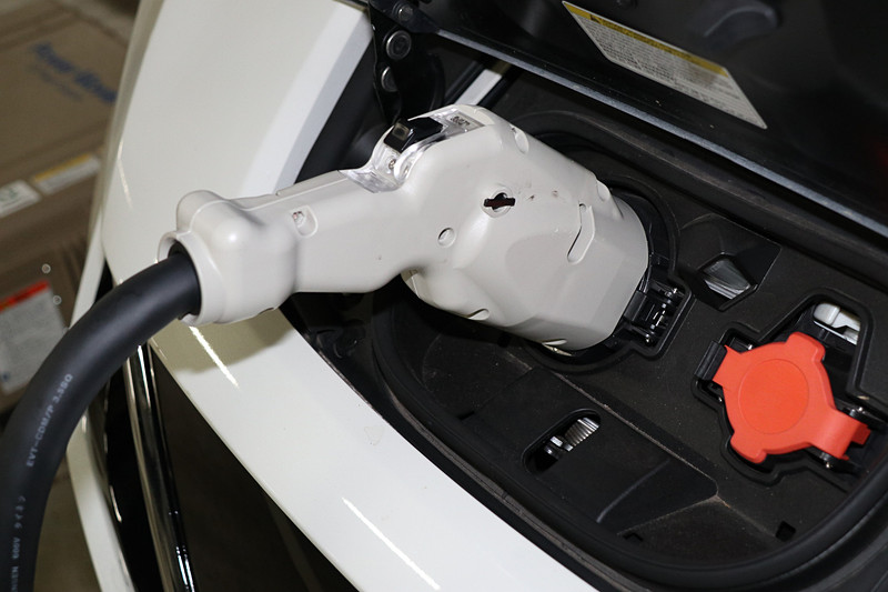 チャデモ形式のケーブルでリーフと接続